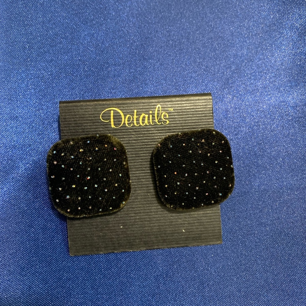 Details velour pierced earrings - black with rhinestones